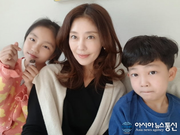 아시아뉴스통신_Former Jewelry member Lee Ji Hyun personally speaks up after being  accused of showing favoritism to her son over her daughter_레악카나  기자_2022-02-20 02:30